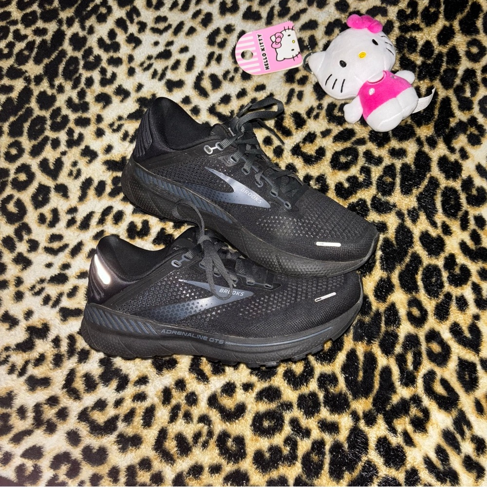 brooks women’s adrenaline GTS 22 (sale ENDS May 10th, 12 AM EST)